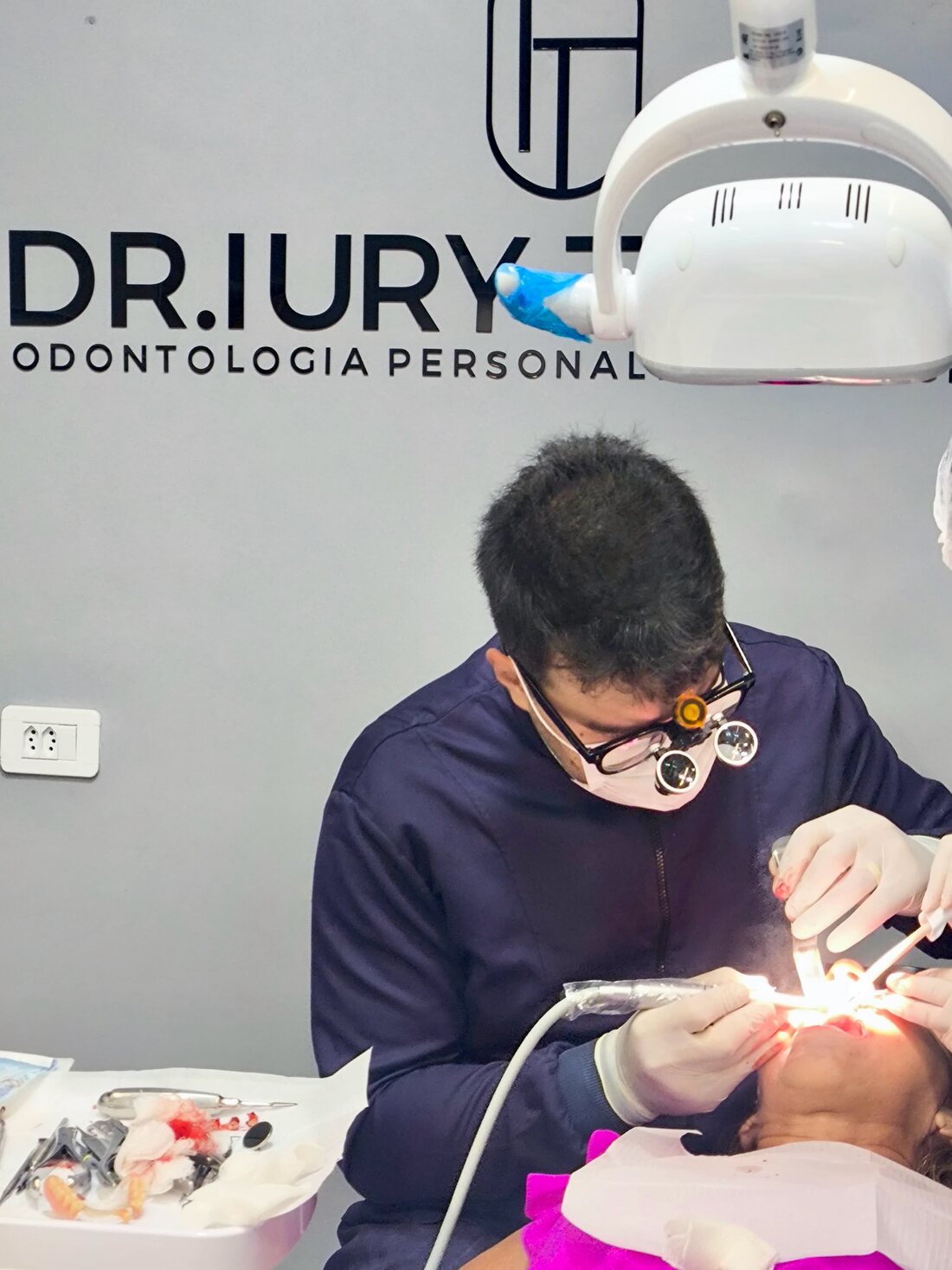 Dr. Iury atendendo no consultório